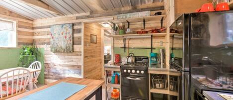 Refrigerador, microondas, horno y parrilla de estufa