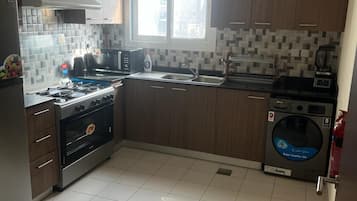 Frigorifero, microonde, forno, piano cottura