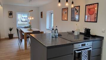 Kühlschrank, Mikrowelle, Ofen, Herdplatte