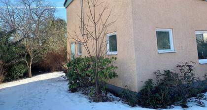 Studio Apartment - Great Location & Parking