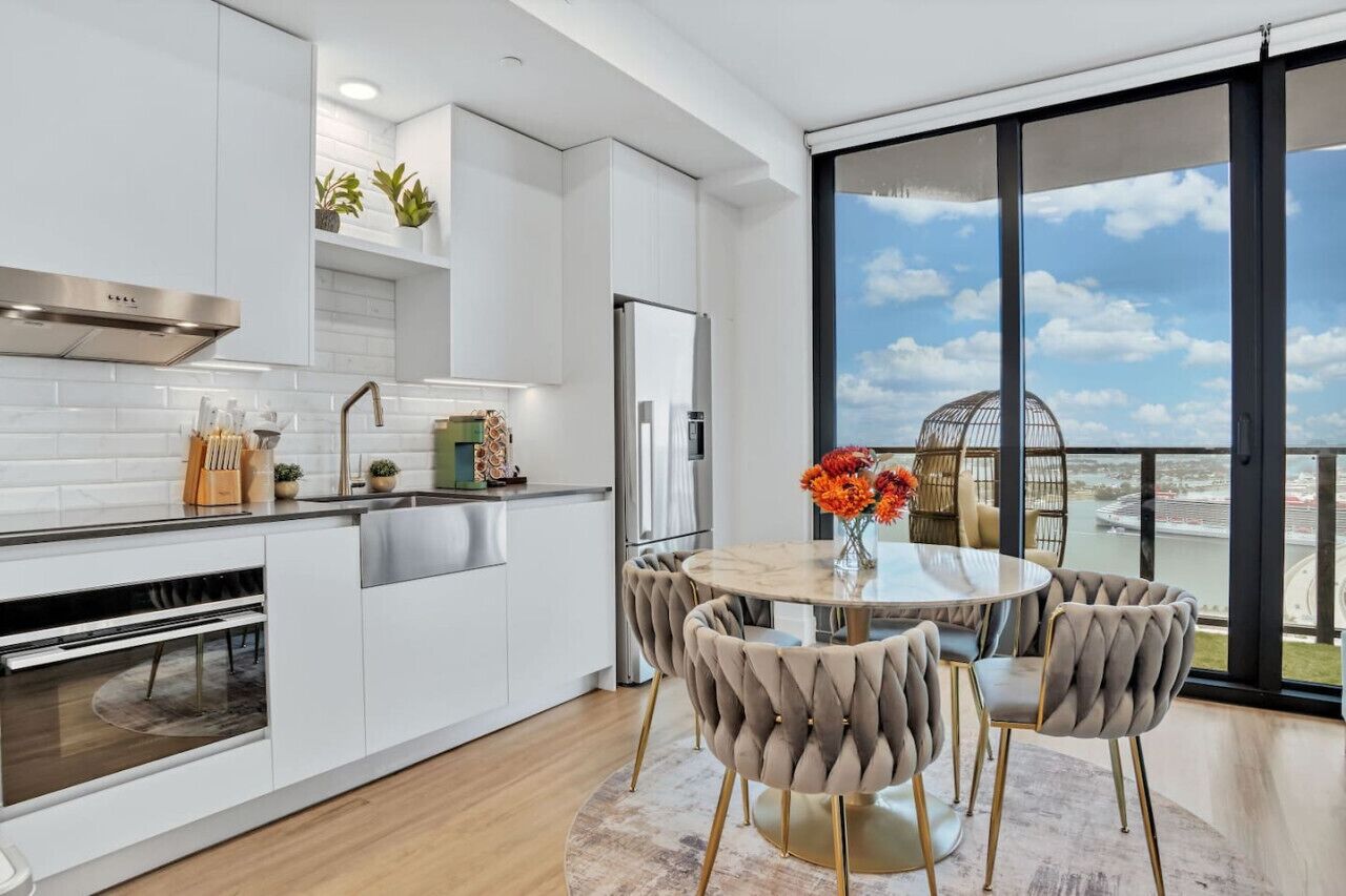 冷蔵庫、電子レンジ、オーブン、コンロ