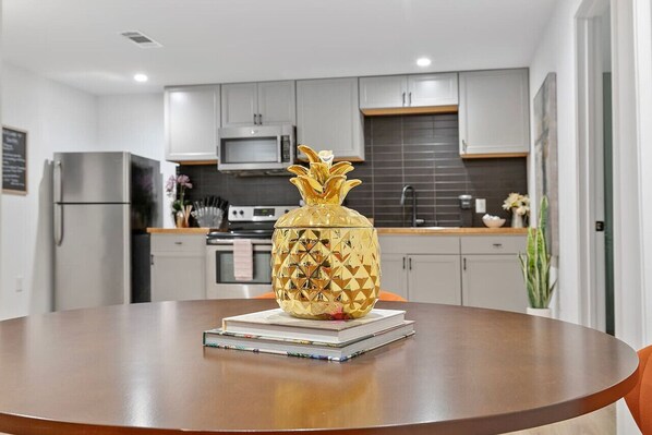 Fridge, microwave, oven, stovetop - Chic 2 bedroom w/ free parking (Austell)