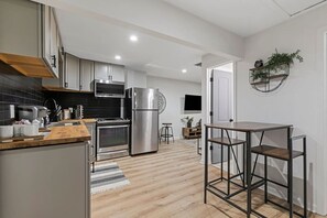 Kylskåp, mikrovågsugn, ugn och spishäll