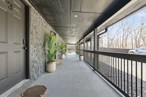 Chic 1BR Oasis: Ideal Retreat near Six Flags