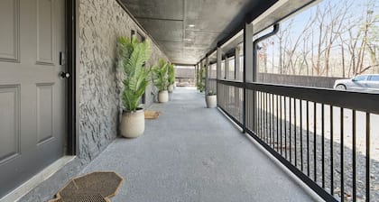 Chic 1BR Oasis: Ideal Retreat near Six Flags