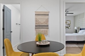 2 habitaciones, escritorio, tabla de planchar con plancha y wifi gratis 