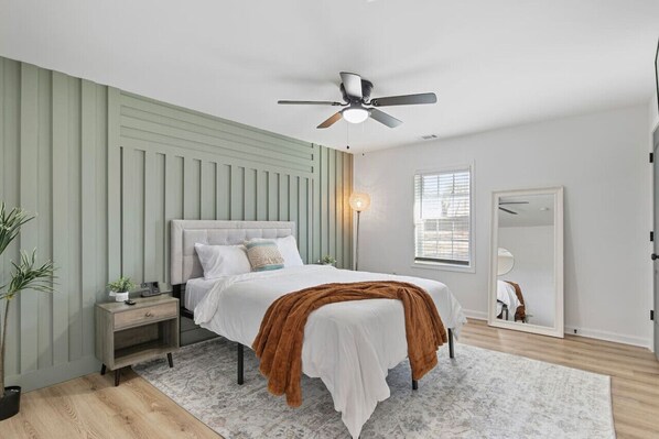 2 bedrooms, desk, iron/ironing board, free WiFi - Comfy 2 bedroom w/ Free Parking (Austell)