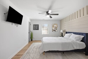 2 bedrooms, desk, iron/ironing board, free WiFi - Comfy 2 bedroom w/ Free Parking (Austell)