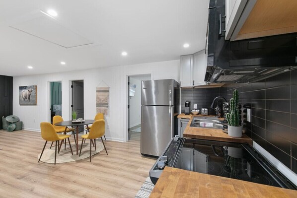 Refrigerador, microondas, horno, placa de cocina