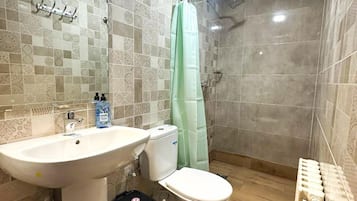 Habitación triple, balcón, vista a la montaña | Baño | Regadera, toallas, jabón, shampoo