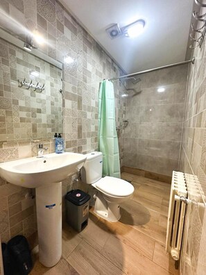 Habitación triple, balcón, vista a la montaña | Baño | Regadera, toallas, jabón, shampoo 
