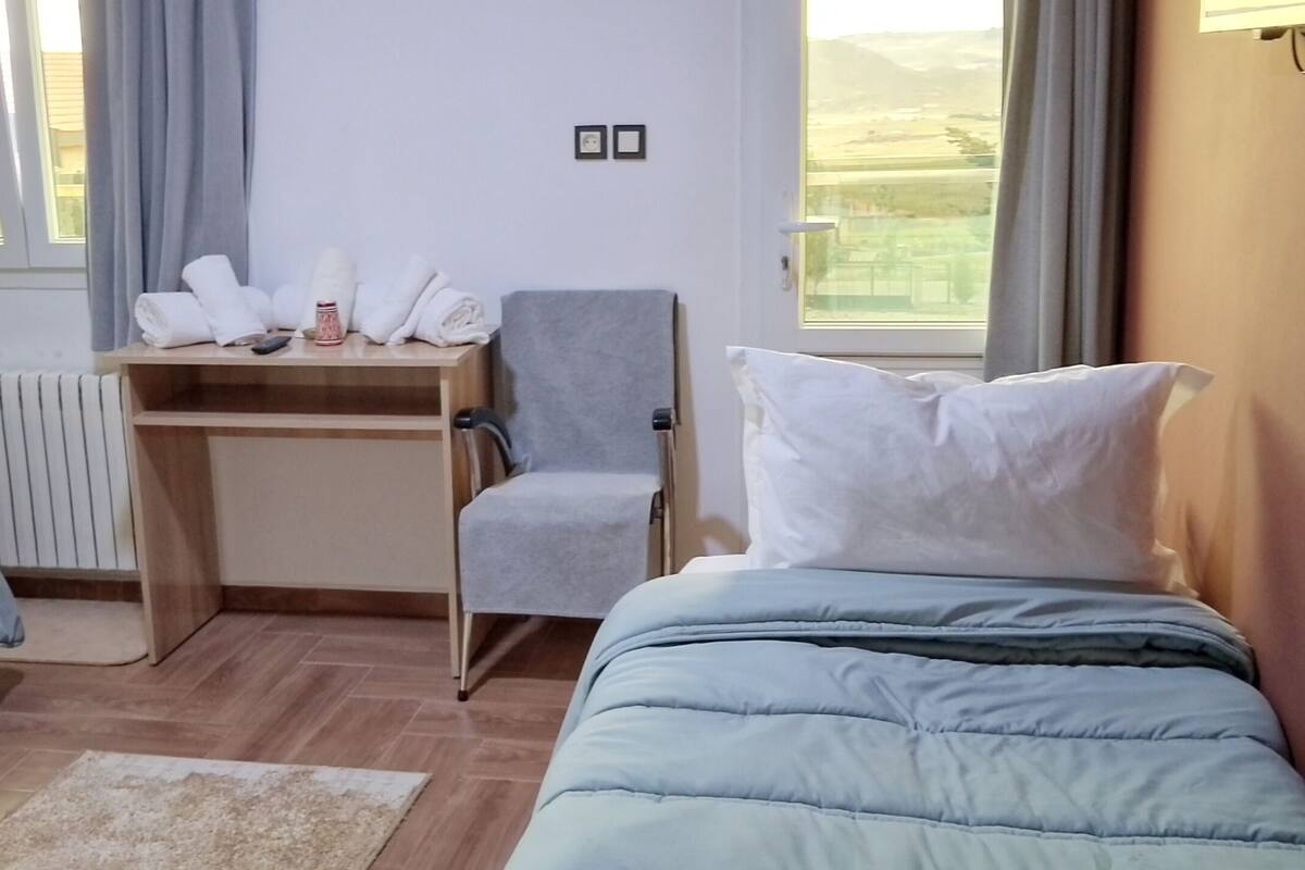 Habitación triple, balcón, vistas a la montaña | Escritorio, espacio para trabajar con un portátil, wifi gratis