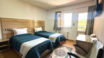 Habitació amb dos llits individuals Comfort, balcó, vistes a la muntanya | 1 dormitori, escriptori i espai de treball apte per a portàtils