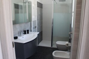 Shower, hair dryer, bidet, toilet paper - 3 Bedroom Villa in Liguria (Liguria)