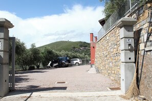 Property grounds - 3 Bedroom Villa in Liguria (Liguria)