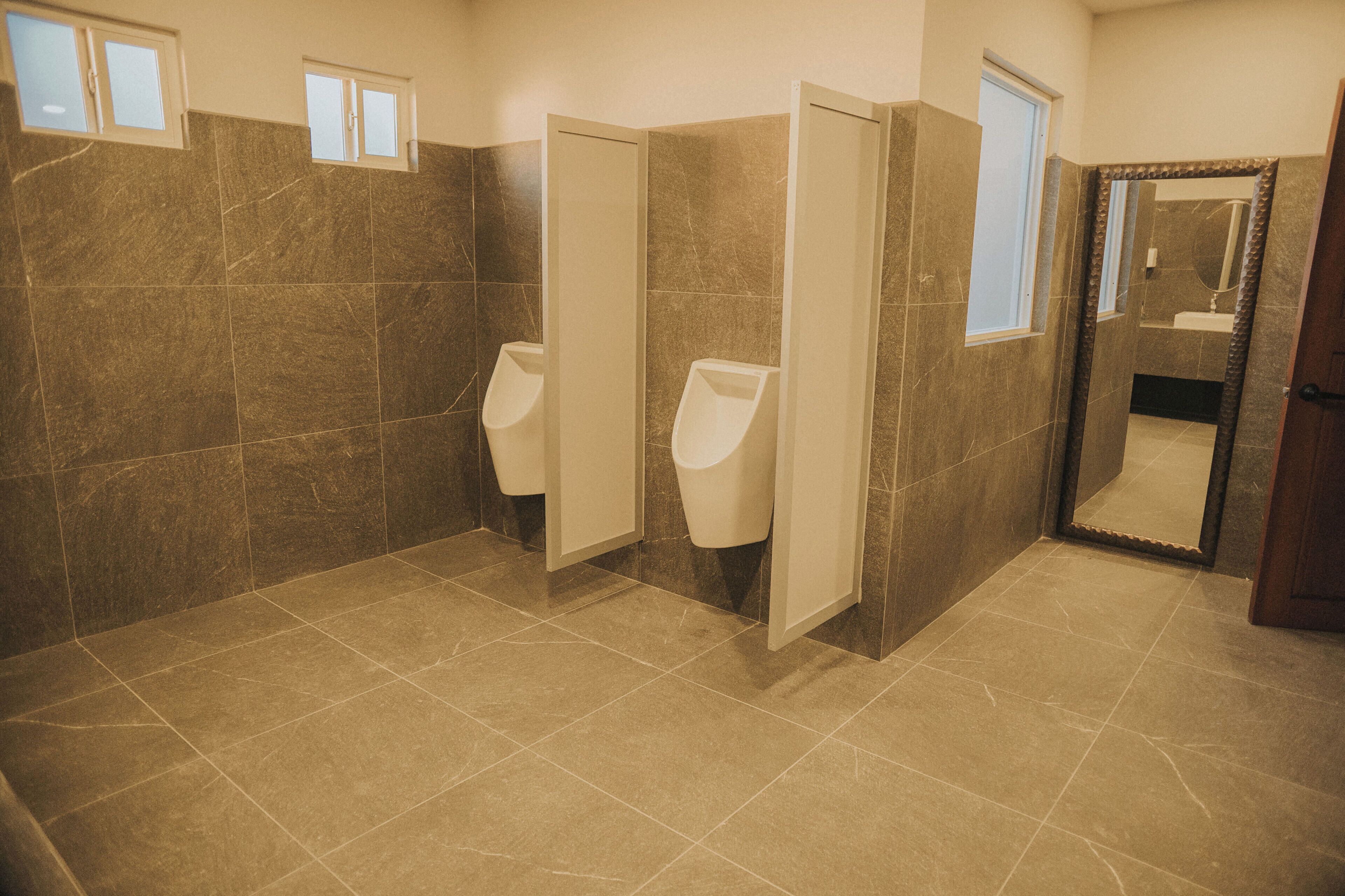 Regadera, toallas, jabón, papel de baño 