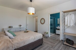 5 bedrooms, iron/ironing board, free WiFi, bed sheets
