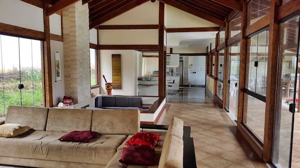 Living area - Linda Chácara de Aluguel Para Temporada (Nova Odessa)