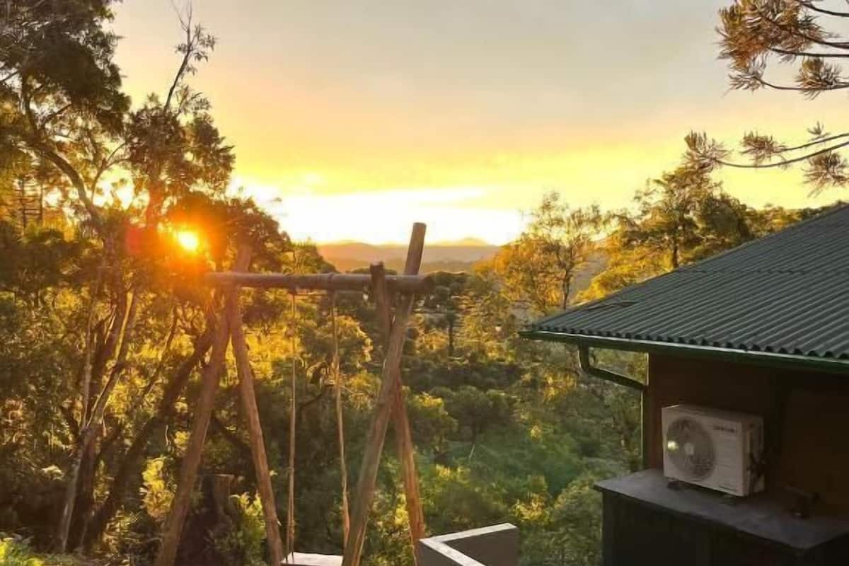 Deluxe-Ferienhütte, Veranda, Gartenblick | 1 Schlafzimmer, kostenloses WLAN