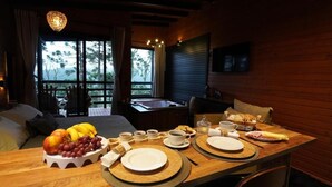 Una mesa de comedor de madera dispuesta con platos, tazones y un frutero.