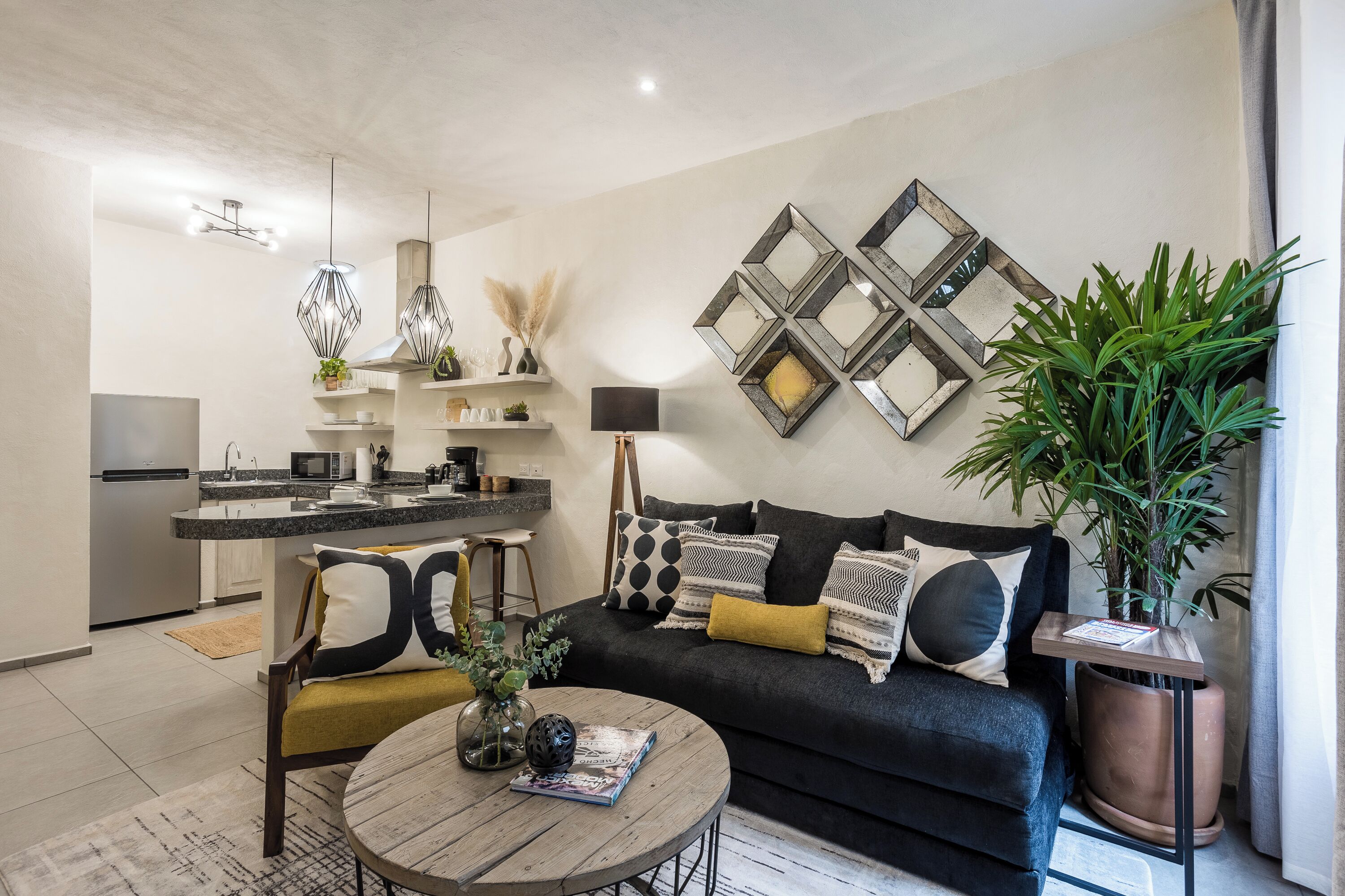 Casa estándar, 1 cama King size y sofá cama, cocina, vista a la ciudad | Sala de estar | Smart TV de 48 pulgadas con canales digitales y Netflix 