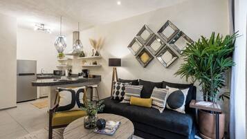 Casa estándar, 1 cama King size y sofá cama, cocina, vista a la ciudad | Sala de estar | Smart TV de 48 pulgadas con canales digitales y Netflix