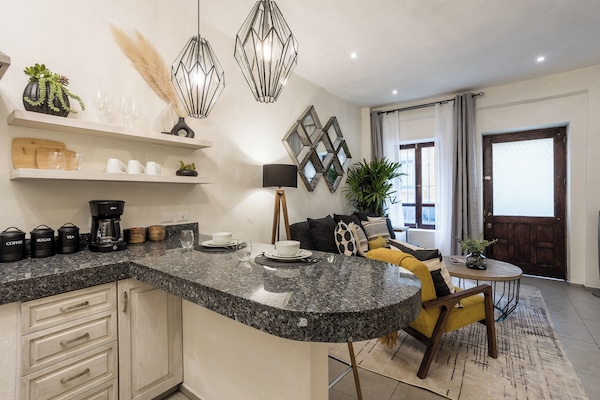 Standard-Haus, 1 King-Bett und Schlafsofa, Küche, Stadtblick | Eigene Küche | Großer Kühlschrank, Mikrowelle, Ofen, Herdplatte