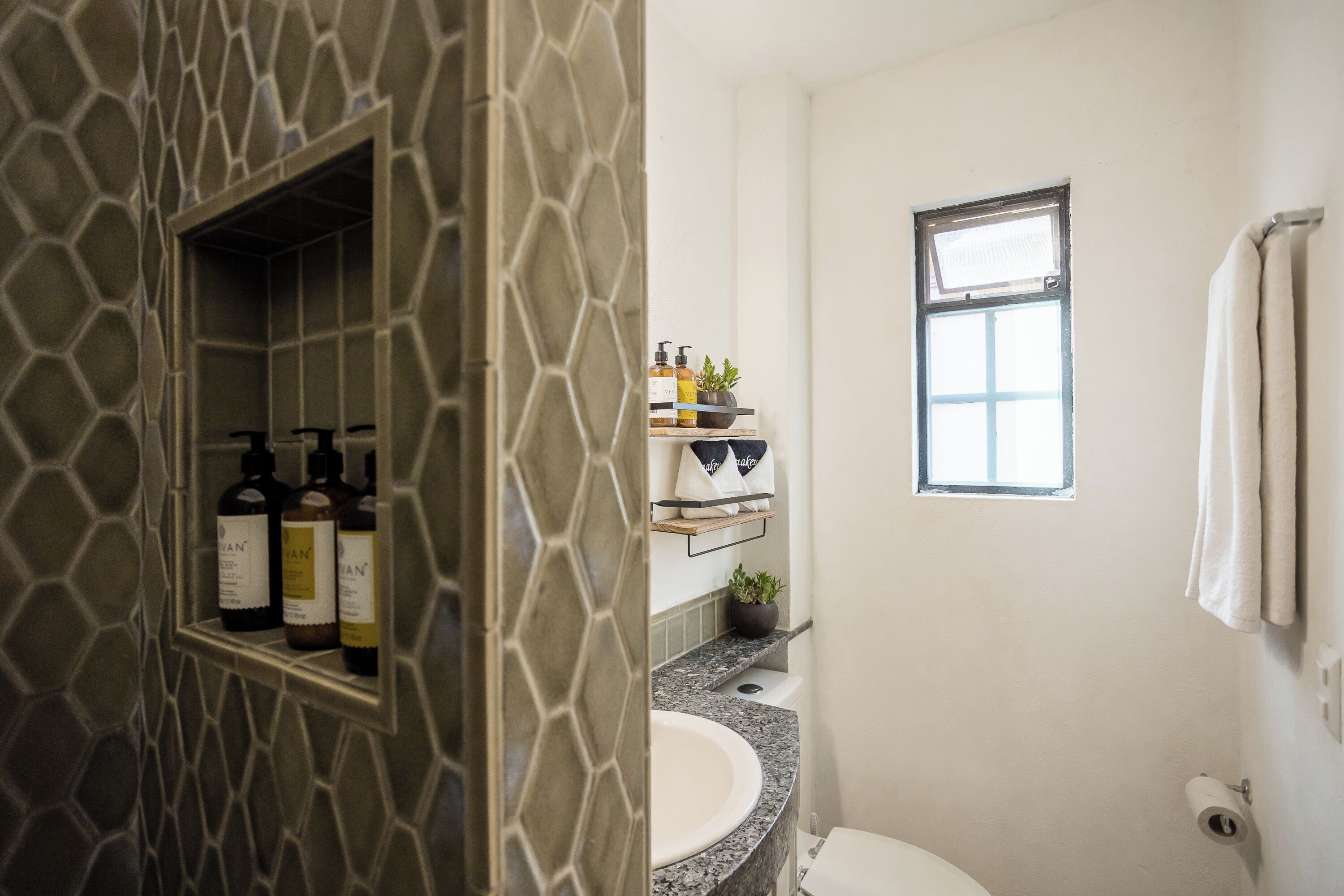 Casa estándar, 1 cama King size y sofá cama, cocina, vista a la ciudad | Baño | Regadera, secadora de cabello, toallas, jabón 