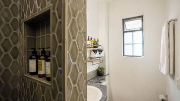 Casa estándar, 1 cama King size y sofá cama, cocina, vista a la ciudad | Baño | Regadera, secadora de cabello, toallas, jabón