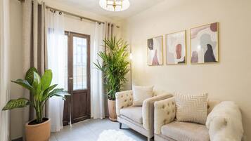 Casa estándar, 1 cama King size y sofá cama, cocina, vista a la ciudad | 1 habitación, ropa de cama de alta calidad y camas con efecto memoria