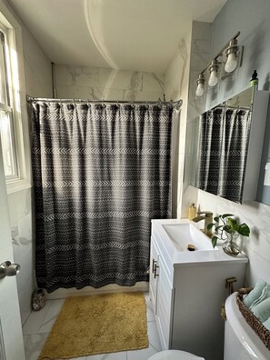 Een haardroger, een bidet, handdoeken, zeep