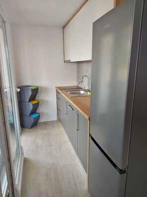Refrigerador, microondas, placa de cocina, lavavajillas