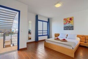 3 bedrooms, in-room safe, iron/ironing board, free WiFi - Casa Felicidad (Playa Blanca)