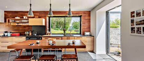 Micro-ondes, four, lave-vaisselle, chaise haute