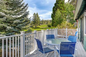 Outdoor dining - Walk to Slopes: Gem w/ Hot Tub in Big Bear Lake (Big Bear Lake)