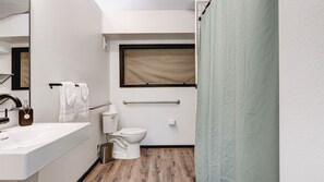 Douche, séchoir à cheveux, serviettes fournies