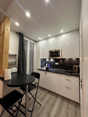 Fridge, microwave, stovetop, coffee/tea maker - Cosy Studio Plein Cœur de Paris (Paris)
