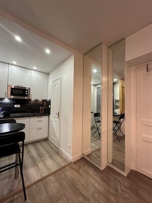 Kylskåp, mikrovågsugn, spishäll och kaffe- och tebryggare