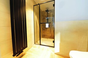 Loft | Banheiro | Chuveiro, produtos de toalete grátis, secador de cabelo, chinelos