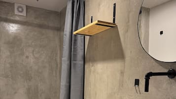 Pancuran mandi, pengering rambut, tuala disediakan, sabun