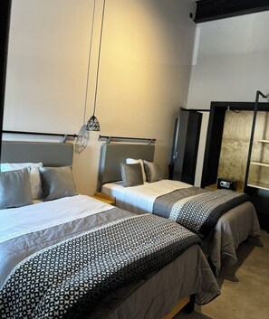 Escritorio, cortinas blackout, wifi gratis y ropa de cama 