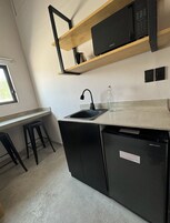 舒适四人房 | 私人厨房 | 迷你冰箱、微波炉、厨具/餐具