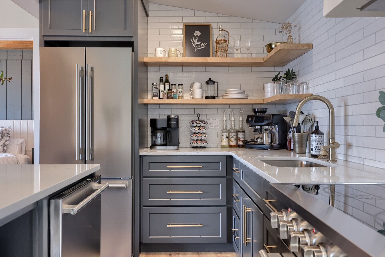 Jääkaappi, mikroaaltouuni, uuni, kahvin-/teenkeitin