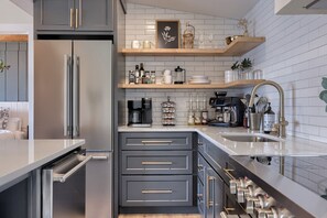 Refrigerador, microondas, horno y cafetera y tetera