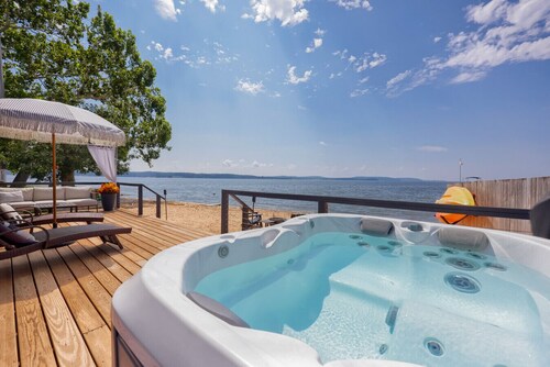 Long Beach Cottage, (romantic couple’s getaway)