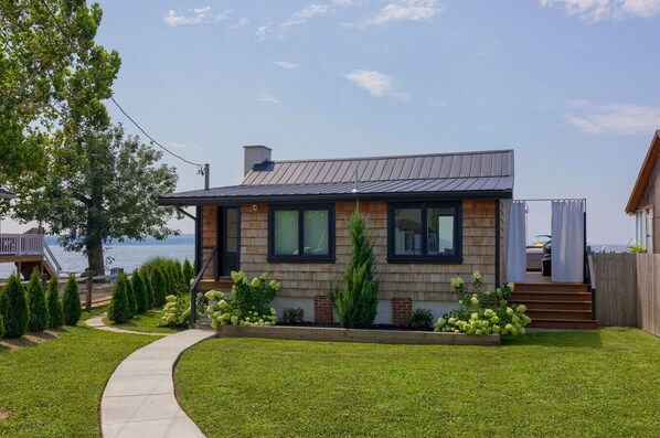 Exterior - Long Beach Cottage, (romantic couple’s getaway) (Charlestown)