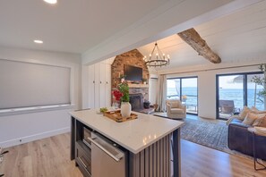 Interior - Long Beach Cottage, (romantic couple’s getaway) (Charlestown)