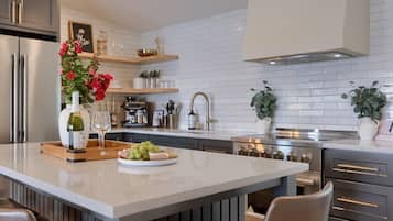 Refrigerador, microondas, horno y cafetera y tetera