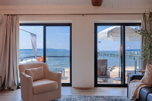 Long Beach Cottage, (romantic couple’s getaway)