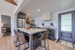 Fridge, microwave, oven, coffee/tea maker